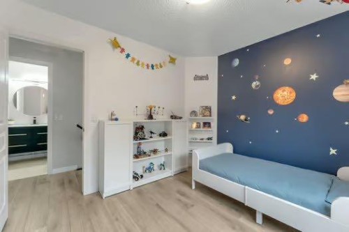 100 Fairways Drive Nw, Airdrie, AB - Indoor Photo Showing Bedroom