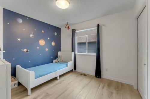100 Fairways Drive Nw, Airdrie, AB - Indoor Photo Showing Bedroom