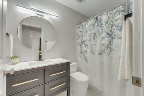 100 Fairways Drive Nw, Airdrie, AB - Indoor Photo Showing Bathroom