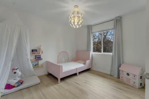 100 Fairways Drive Nw, Airdrie, AB - Indoor Photo Showing Bedroom