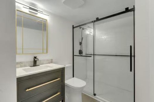100 Fairways Drive Nw, Airdrie, AB - Indoor Photo Showing Bathroom