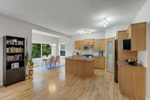 100 Fairways Drive Nw, Airdrie, AB - Indoor Photo Showing Kitchen