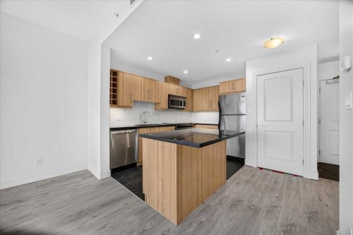 904-55 Spruce Place Sw, Calgary, AB - Indoor Photo Showing Kitchen