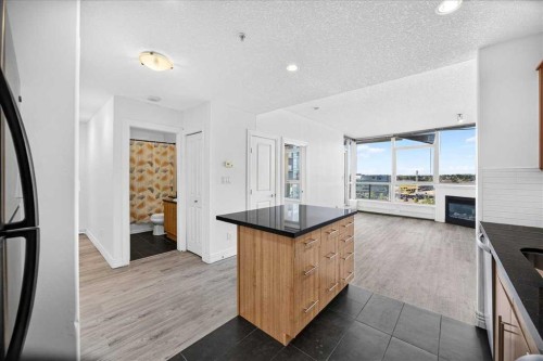 904-55 Spruce Place Sw, Calgary, AB - Indoor Photo Showing Kitchen