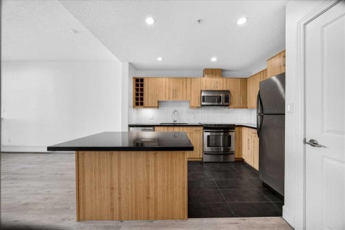 904-55 Spruce Place Sw, Calgary, AB - Indoor Photo Showing Kitchen