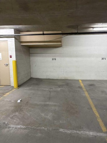 904-55 Spruce Place Sw, Calgary, AB - Indoor Photo Showing Garage