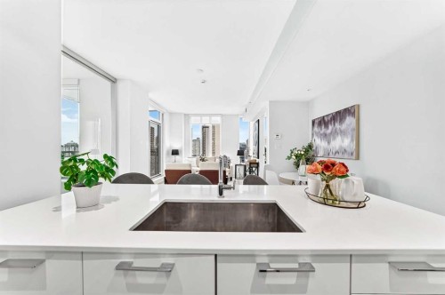 1204-901 10 Avenue Sw, Calgary, AB - Indoor Photo Showing Kitchen