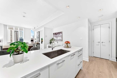1204-901 10 Avenue Sw, Calgary, AB - Indoor Photo Showing Kitchen