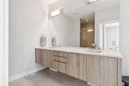2-1713 36 Avenue Sw, Calgary, AB - Indoor Photo Showing Bathroom