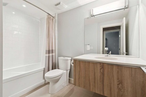 2-1713 36 Avenue Sw, Calgary, AB - Indoor Photo Showing Bathroom