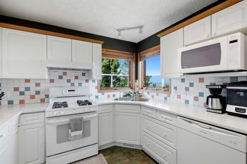 131 Edgebrook Circle Nw, Calgary, AB - Indoor Photo Showing Kitchen