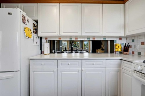 131 Edgebrook Circle Nw, Calgary, AB - Indoor Photo Showing Kitchen