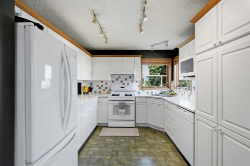 131 Edgebrook Circle Nw, Calgary, AB - Indoor Photo Showing Kitchen