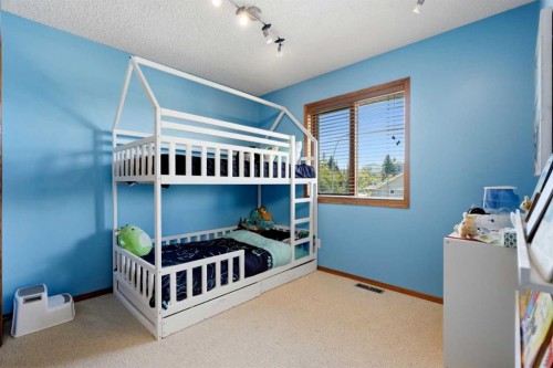 131 Edgebrook Circle Nw, Calgary, AB - Indoor Photo Showing Bedroom