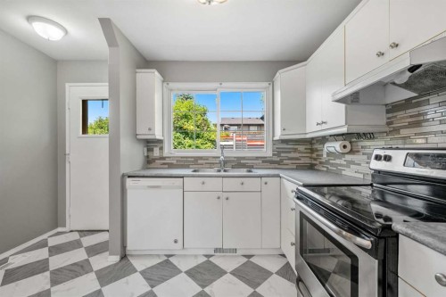 125 Carr Place, Okotoks, AB - Indoor Photo Showing Kitchen With Stainless Steel Kitchen With Double Sink