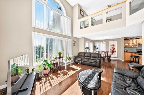 505 Kincora Bay Nw, Calgary, AB - Indoor Photo Showing Living Room