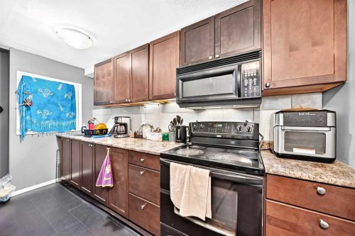 150 Springmere Drive, Chestermere, AB - Indoor Photo Showing Kitchen