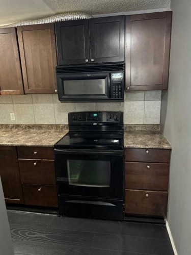 150 Springmere Drive, Chestermere, AB - Indoor Photo Showing Kitchen