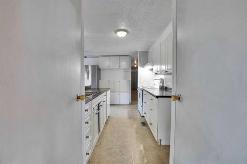 903 Briar Crescent, Strathmore, AB - Indoor Photo Showing Kitchen
