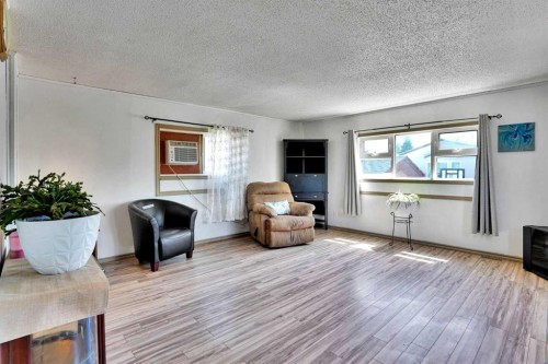 903 Briar Crescent, Strathmore, AB - Indoor Photo Showing Living Room