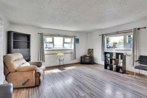 903 Briar Crescent, Strathmore, AB - Indoor Photo Showing Living Room