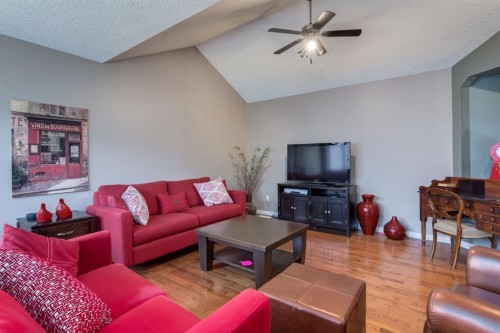 218 Springbank Villas Sw, Calgary, AB - Indoor Photo Showing Living Room
