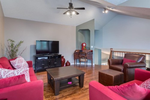 218 Springbank Villas Sw, Calgary, AB - Indoor Photo Showing Living Room