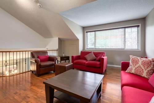 218 Springbank Villas Sw, Calgary, AB - Indoor Photo Showing Living Room