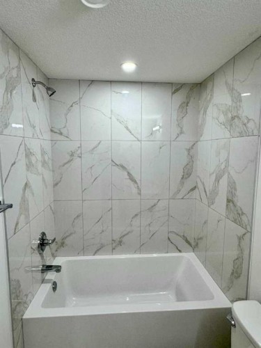 126 Sandpiper Bend, Chestermere, AB - Indoor Photo Showing Bathroom