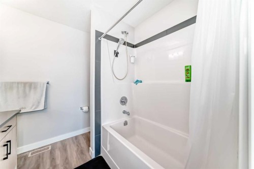 3125-55 Lucas Way Nw, Calgary, AB - Indoor Photo Showing Bathroom