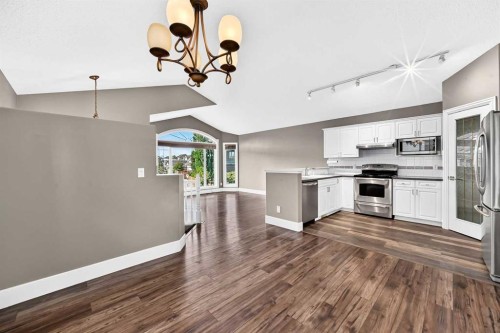37 Chaparral Ridge Link Se, Calgary, AB - Indoor Photo Showing Kitchen