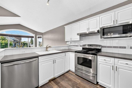 37 Chaparral Ridge Link Se, Calgary, AB - Indoor Photo Showing Kitchen