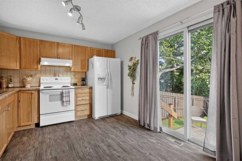 45-380 Bermuda Drive Nw, Calgary, AB - Indoor Photo Showing Kitchen