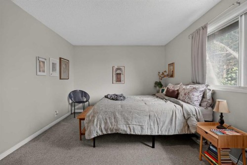 45-380 Bermuda Drive Nw, Calgary, AB - Indoor Photo Showing Bedroom