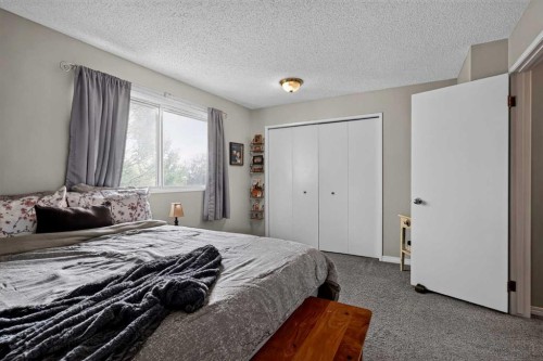 45-380 Bermuda Drive Nw, Calgary, AB - Indoor Photo Showing Bedroom
