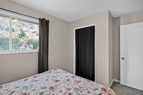 45-380 Bermuda Drive Nw, Calgary, AB - Indoor Photo Showing Bedroom