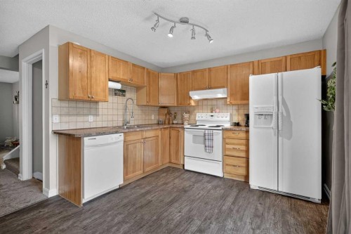 45-380 Bermuda Drive Nw, Calgary, AB - Indoor Photo Showing Kitchen