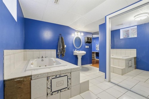 2037 18 Avenue, Didsbury, AB - Indoor Photo Showing Bathroom