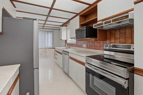 3414 Morley Trail Nw, Calgary, AB - Indoor Photo Showing Kitchen