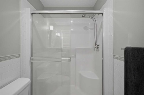 53 Mahogany Point Se, Calgary, AB - Indoor Photo Showing Bathroom