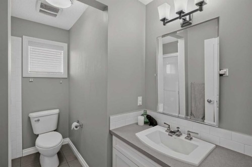 53 Mahogany Point Se, Calgary, AB - Indoor Photo Showing Bathroom
