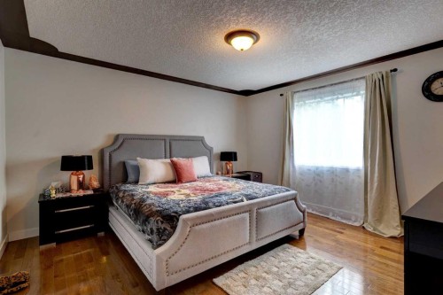 85 Sidon Crescent Sw, Calgary, AB - Indoor Photo Showing Bedroom