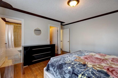85 Sidon Crescent Sw, Calgary, AB - Indoor Photo Showing Bedroom