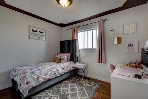 85 Sidon Crescent Sw, Calgary, AB - Indoor Photo Showing Bedroom