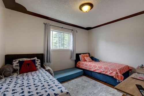 85 Sidon Crescent Sw, Calgary, AB - Indoor Photo Showing Bedroom