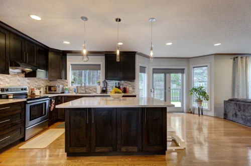 85 Sidon Crescent Sw, Calgary, AB - Indoor Photo Showing Kitchen With Upgraded Kitchen