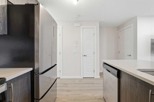 124 Cranbrook Square Se, Calgary, AB - Indoor Photo Showing Kitchen
