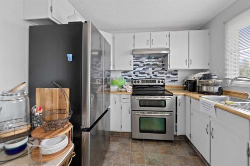 224 Faldale Close Ne, Calgary, AB - Indoor Photo Showing Kitchen
