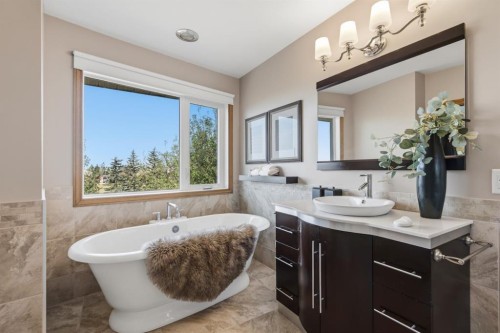 473 Hawkford Way Nw, Calgary, AB - Indoor Photo Showing Bathroom
