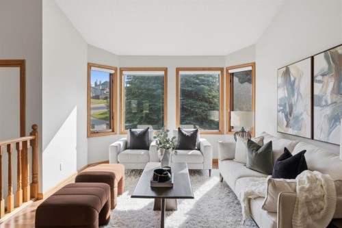 473 Hawkford Way Nw, Calgary, AB - Indoor Photo Showing Living Room
